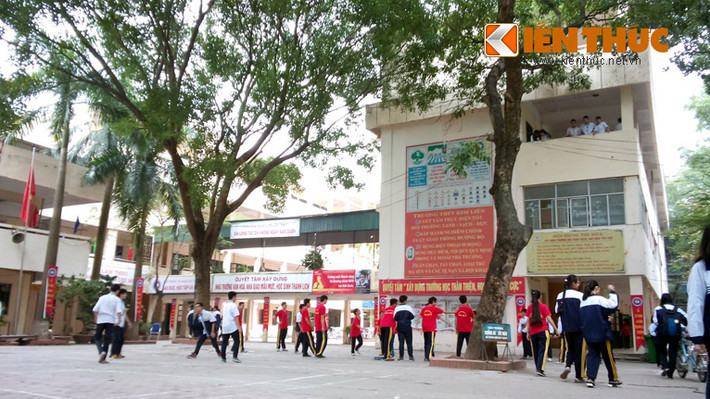 Thầy Nguyễn Thiết Sơn - Hiệu trưởng nhà trường chia sẻ với PV Kiến Thức rằng: "Trường chúng tôi nghèo lắm, không gian thì chật chội. Nhưng nhiều người nói, trường nghèo đã và đang sản sinh nhiều người giỏi cùng các doanh nhân thành đạt".