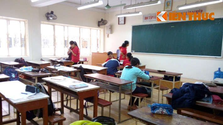 Tên gọi trường Trung học phổ thông Kim Liên bắt nguồn từ việc trường được xây dựng đầu tiên năm 1974 trên đất thôn Trung Tự, xã Kim Liên, quận Đống Đa. Sau đó trường được xây mới và chuyển về phố Đặng Văn Ngữ và giữ nguyên tên gọi Trung học phổ thông Kim Liên.