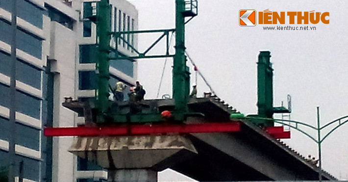 Các công nhân vẫn tiếp tục công việc trên tuyến đường sắt này.