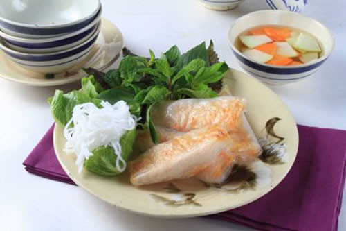 Chả tôm. Món này được làm từ những con tôm tươi bóc vỏ, bỏ đầu, bỏ đuôi, bỏ hết chỉ đen ở sống lưng. Sau đó, giã nhuyễn thịt tôm cùng với thịt ba chỉ rán vàng, thêm ít hành tím, hạt tiêu, bột nêm.