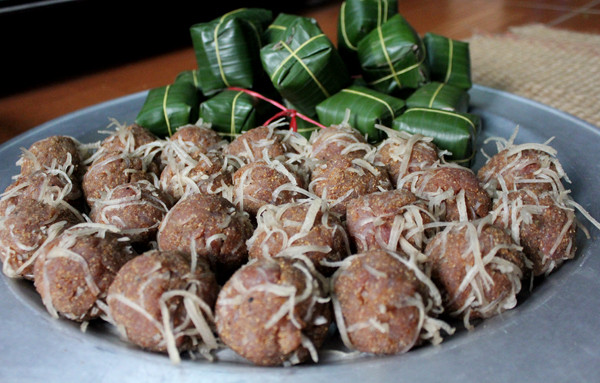 Ngoài nem chua, xứ Thanh còn nổi tiếng với các món nem khác như nem thính, nem nướng. Hai loại nem này đều ược làm từ thịt và bì sống và tái, ủ thính cho đến khi chín.