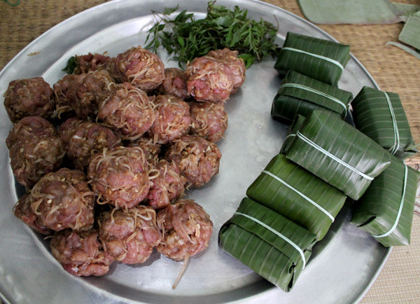 Riêng món nem nướng thì có cách thưởng thức khác hơn với nem chua và nem thính. Đó là cần nướng lên trước khi ăn.