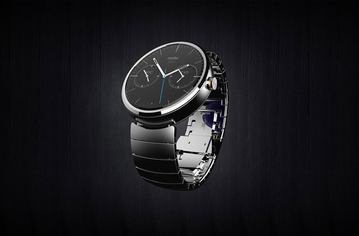 Vừa ra mắt, Moto 360 đã gặp vấn đề về sản xuất. Chiếc đồng hồ thông minh đầu tiên chạy hệ điều hành Android Wear của Motorola mới được ra mắt ngày 18/3, tuy nhiên theo nguồn tin từ chuỗi cung cấp châu Á, chiếc điện thoại này có thể gặp hàng loạt vấn đề về sản xuất. Các thành phần điện tử đều được thiết kế góc cạnh và điều này làm ảnh hưởng đến thiết kế tròn toàn thể của Moto 360.