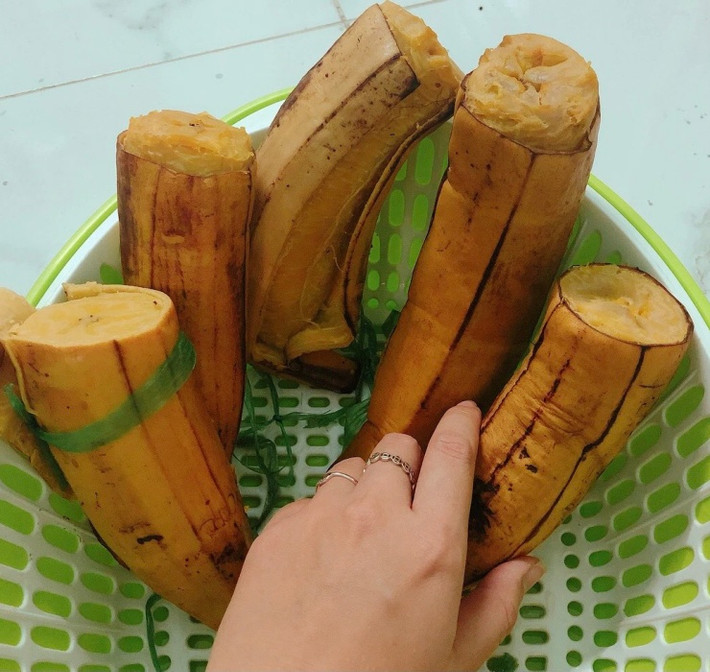 Hiện tại chuối tá quạ đang được bán trên thị trường với giá dao động từ 9.000 - 12.000 đồng/quả.