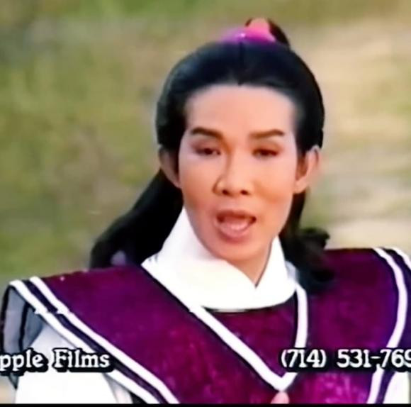 Trong tuồng cổ này, Y Phụng đóng vai em gái của Vũ Linh. Ở thời hoàng kim, nhan sắc và thần thái của cả hai đều "đỉnh của chóp". Khi diện đồ cổ trang, Y Phụng và Vũ Linh nhận được nhiều lời khen vì quá ra dáng anh hùng nữ hiệp dù kĩ thuật hóa trang khi đó vẫn chưa được như bây giờ.