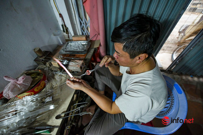 Cách trung tâm Thành phố Hà Nội khoảng 30km, xã Thống Nhất (huyện Thường Tín) là địa chỉ nổi tiếng với nghề thổi thủy tinh truyền thống. Trước đây, nhà nào cũng liên tục đỏ lửa, tạo ra những sản phẩm thủy tinh trang trí, thủy tinh ứng dụng...