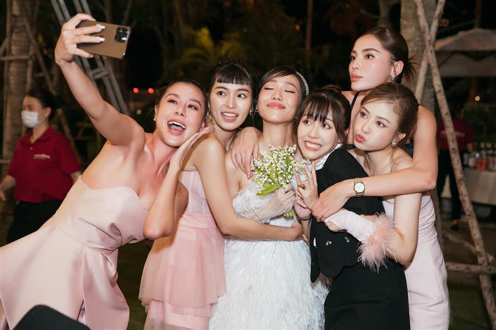 ó hoa linh lan đắt đỏ, cho thấy sự "chịu chơi" ngày cưới của Diệu Nhi.