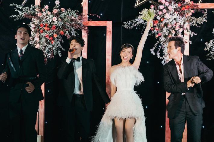 Mới đây, cộng sự của Diệu Nhi - Anh Tú đăng đàn hé lộ một số câu chuyện vui trong đám cưới cặp đôi. Ngoài ca khúc Từ Hôm Đó mà Diệu Nhi dùng để "đánh úp" Anh Tú, việc say xỉn quên điện thoại của cô dâu - chú rể..., chuyện về bó hoa cưới cũng thu hút sự chú ý đặc biệt.