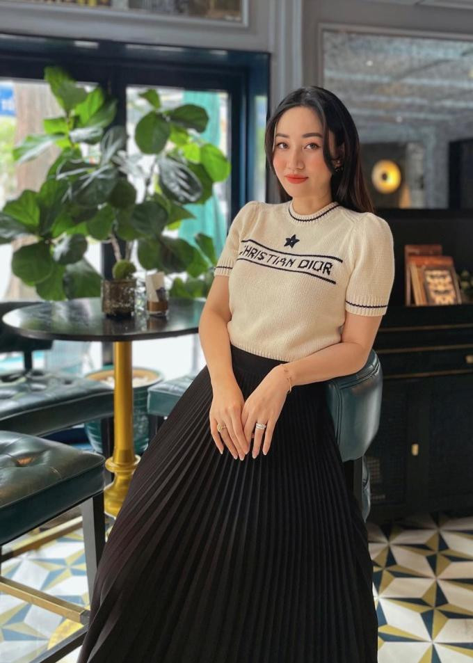 hậu Ngô Trà My mix chiếc áo cùng chân váy dáng xoè xếp li nhã nhặn.