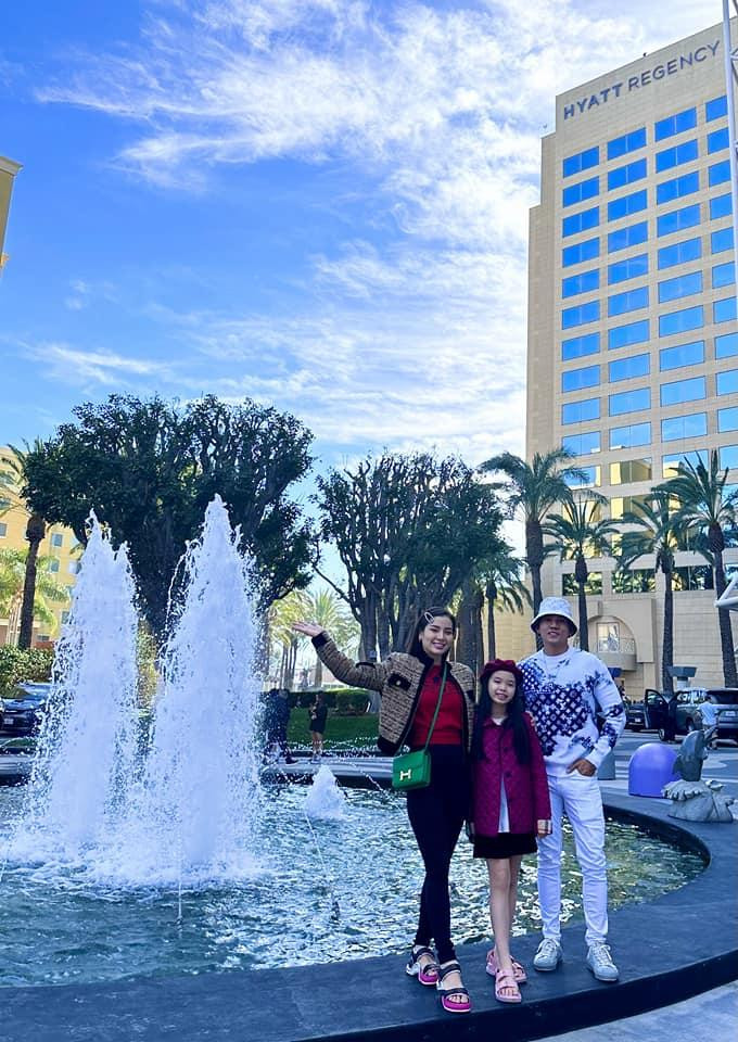 Phương Trinh Jolie và Lý Bình đang đưa con gái sang California du lịch, đón không khí lễ hội mùa Giáng sinh. Do thời tiết lạnh ở Mỹ nên nữ ca sĩ không diện trang phục hở bạo như mọi khi mà kín đáo hơn với những item giữ ấm như len, dạ, bông.