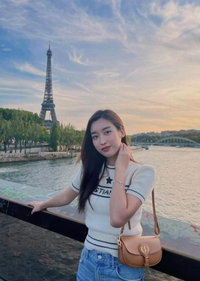 Việt Nam, nhiều sao Việt cũng tích cực lăng xê chiếc áo có giá 62 triệu này nhưng hầu hết đều chọn những sắc màu trung tính như đen hay navy. Đỗ Mỹ Linh sắm chiếc áo này khi vi vu Pháp cùng ông xã trước khi cưới, sau đó mặc lại nhiều lần khi ra sân xem bóng đá.