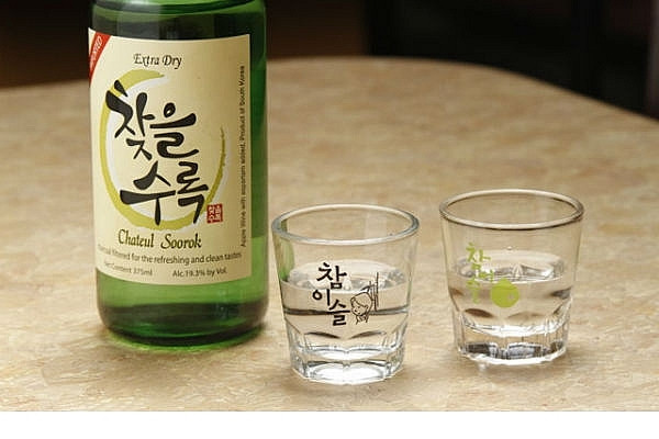 11. Nước mắt cá ngừ - Hàn Quốc: Thức uống này có chứa soju (rượu gạo) và thấu kính mắt cá ngừ sống nghiền, đặc như thạch, có tác dụng chống lão hóa và chống nếp nhăn do chứa vitamin E cùng các chất dinh dưỡng khác như collagen và gelatin