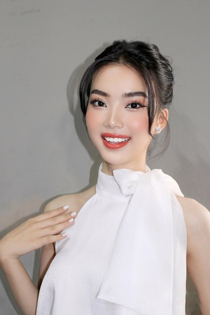 Nhiều người nhận xét Hoàng Hương Giang được nhận xét là có gương mặt giống Hoa hậu Đỗ Mỹ Linh và Hoa hậu Nguyễn Cao Kỳ Duyên nên dễ "có vía" đăng quang.