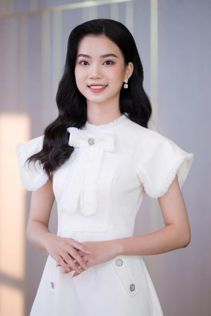 Trong cuộc thi Duyên dáng Ngoại thương, Hương Giang giành danh hiệu Á khôi 1.