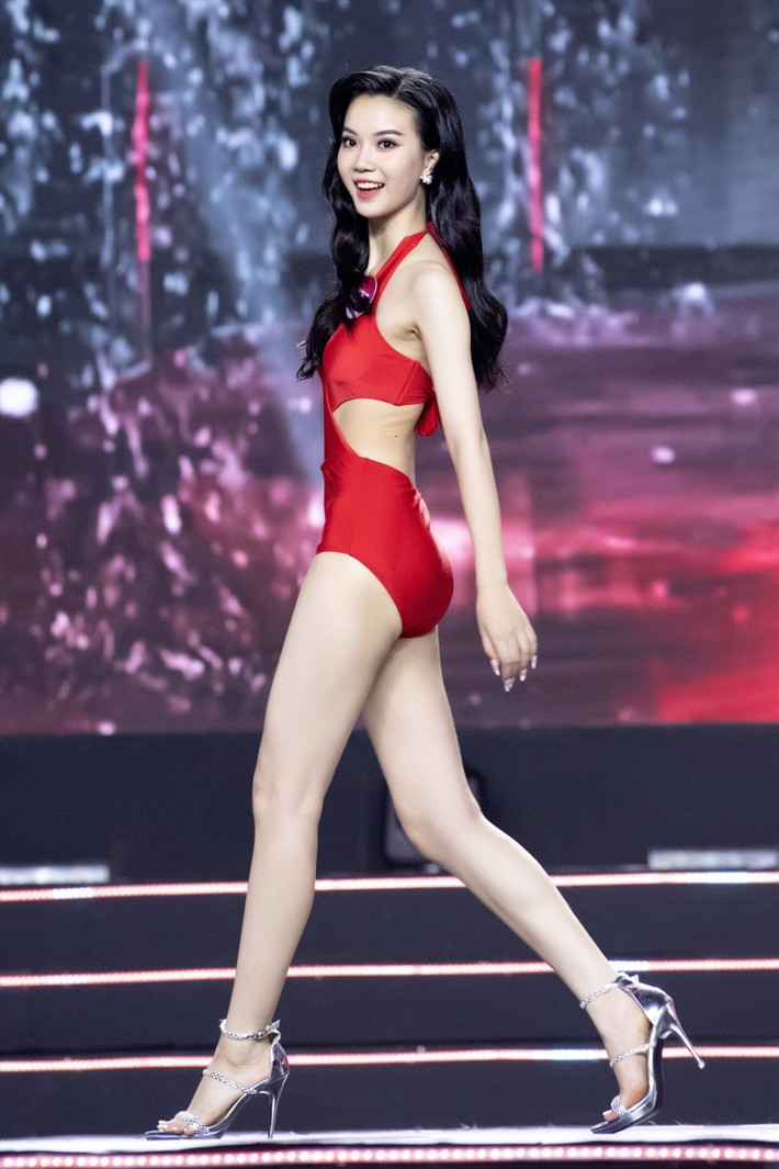 Tuy nhiên, Hoàng Hương Giang chưa thật sự thể hiện tốt trong các bước catwalk. Để tiến xa hơn nữa tại chung kết Hoa hậu Việt Nam 2022, nhiều ý kiến cho rằng người đẹp cần rèn luyện hình thể và sự tin trên sân khấu.
