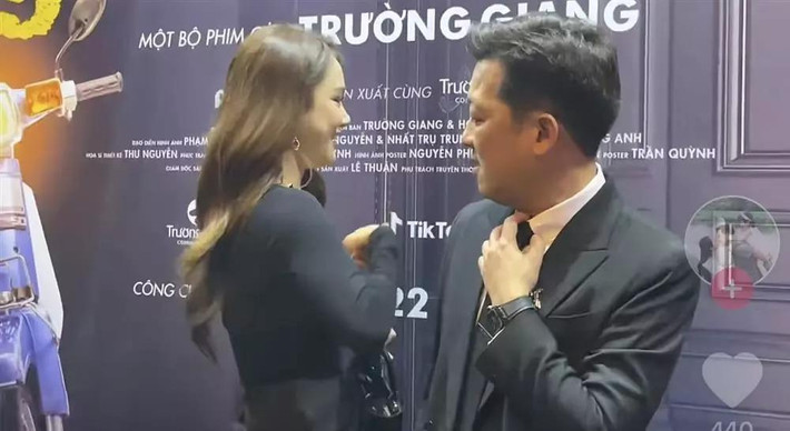 hi lên thảm đỏ, nữ diễn viên còn gặp sự cố trang phục nhưng đã kịp thời phát hiện ra và xoay mặt vào trong để chỉnh trang lại