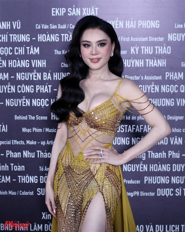 hông những thế, mới đây, loạt ảnh chưa qua chỉnh sửa của Lâm Khánh Chi cũng được hé lộ, một lần nữa bóc nhan sắc thật của mỹ nhân chuyển giới.