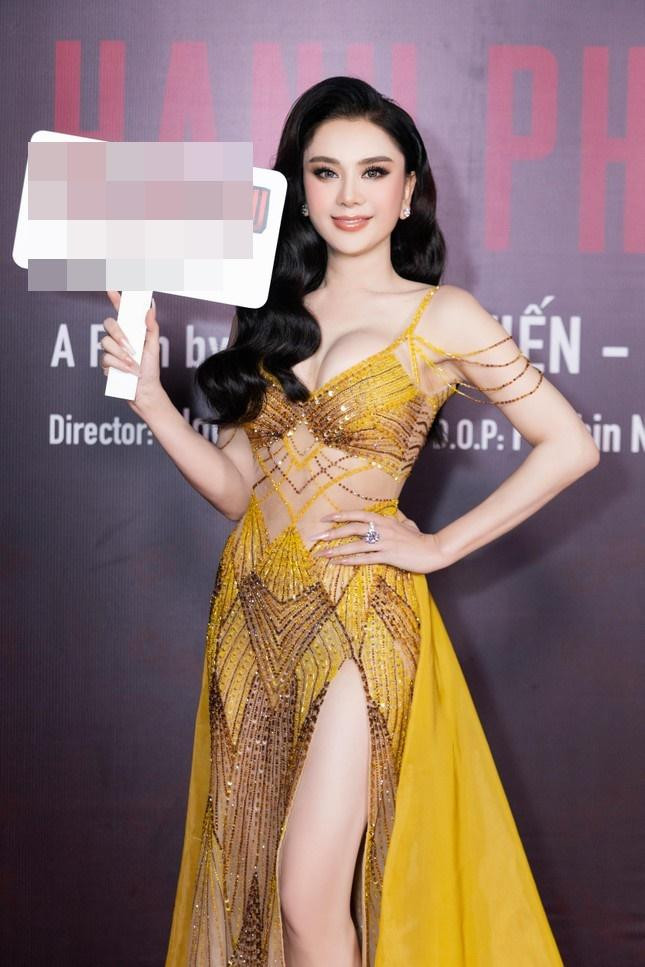 ới đây, Lâm Khánh Chi xuất hiện ở buổi công chiếu phim mới gây chú ý. Nữ ca sĩ chuyển giới diện đầm vàng xuyên thấu, o ép vòng một căng đét, gợi cảm.