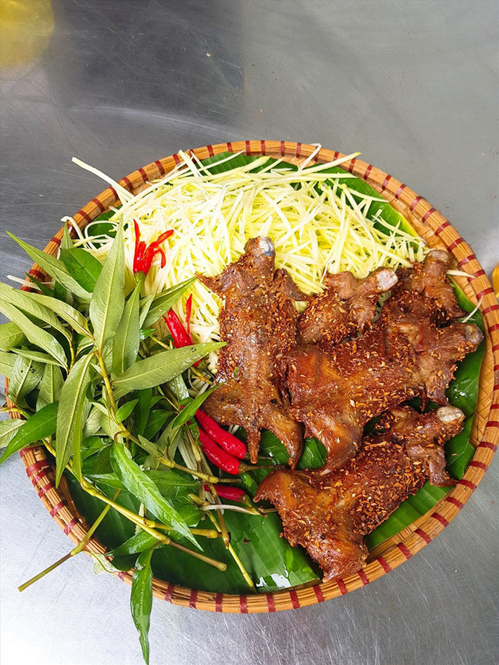 Còn khi hết mùa, người dân nơi đây vào rừng đặt bẫy, rồi đào hang bắt chuột ở rừng vầu, rừng tre, rừng chít.