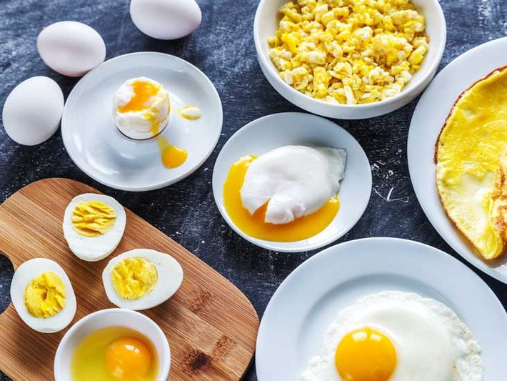 Trứng chứa nhiều chất dinh dưỡng quan trọng và là một loại protein hoàn chỉnh, bao gồm tất cả 9 axit amin thiết yếu. Ăn trứng giúp bạn no nhanh và no lâu. Ảnh: healthyline.