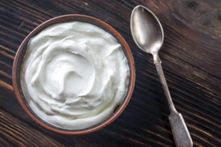 Sữa chua Hy Lạp cung cấp lượng protein hoàn chỉnh giúp hạn chế cảm giác thèm ăn và thúc đẩy quá trình giảm cân. Theo đó, một khẩu phần 150 g sữa chua Hy Lạp sẽ cung cấp 11 g protein và 130 calo. Ăn sữa chua Hy Lạp trong bữa ăn phụ vừa giúp bạn quản lý cân nặng tốt hơn và hỗ trợ hệ tiêu hóa. Ảnh: medicalnewstoday.