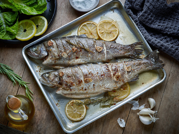 Cá là thực phẩm giàu protein và omega 3. Protein trong cá có lợi ích đối với việc giảm mức độ đói và thèm ăn. Ảnh: behance.