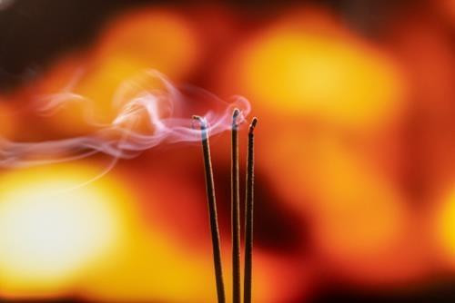 Thắp hương không chỉ giúp xua đi vận xui mà nó còn mang lại cho bạn cảm giác thư thái.