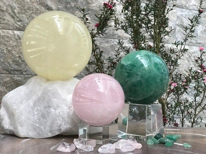 Chẳng hạn dùng đá hồ ly để hóa giải trắc trở trong chuyện tình yêu; Dùng đá thạch anh để tránh xa tà khí, không cho chúng xâm nhập làm hại bản thân; Dùng đá xà cừ giúp ngăn chặn không cho những linh hồn bơ vơ lại gần làm hại mình.