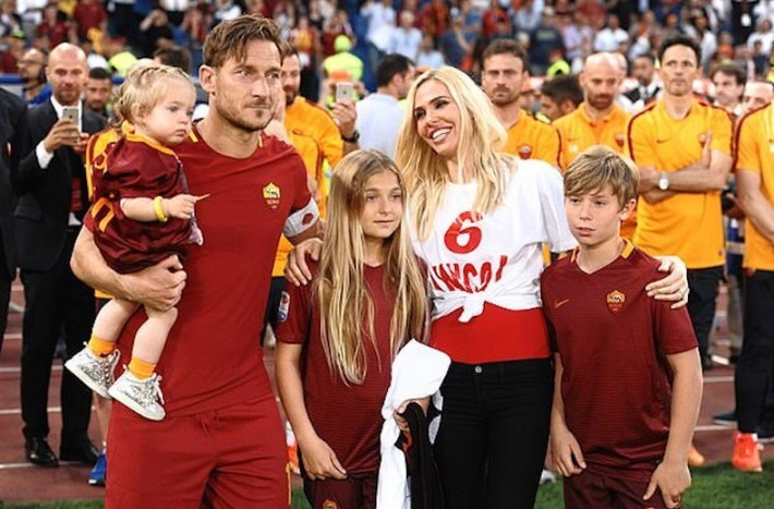 Ilary Blasi là vợ cũ của cựu tiền đạo Francesco Totti. Cặp đôi kết hôn từ năm 2005 và có 3 con.
