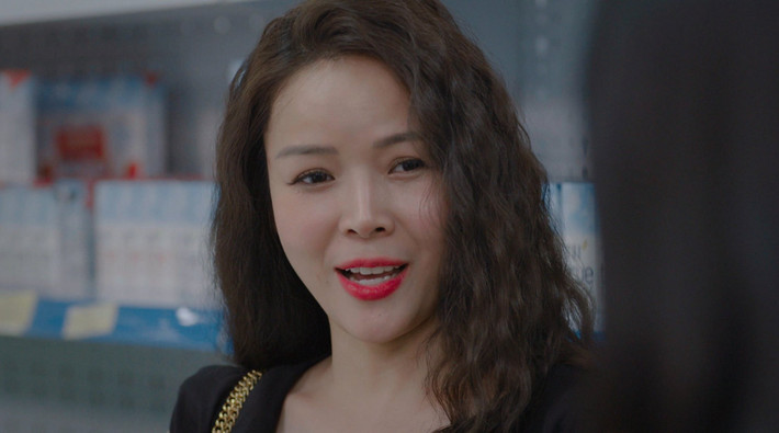 Trên phim nữ diễn viên sinh năm 1986 để nguyên mái tóc quăn dài của mình mà không thay đổi. Đây cũng là nhân vật được đánh giá là sexy nhất của Diễm Hương từ trước đến nay.