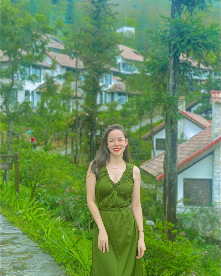 Tuy nhiên Diễm Hương cũng rất chuộng những trang phục bánh bèo nữ tính với thiết kế và màu sắc bắt mắt.