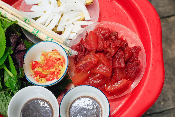 Sứa đỏ là món ăn đường phố yêu thích của người dân thủ đô những ngày hè. Sứa có màu đỏ, trong như thạch. Ăn kèm với món này thường có đậu nướng, cùi dừa cắt miếng, tía tô, kinh giới và chấm ngập trong mắm tôm đã pha. Ảnh: Tuấn Anh. Mục Du lịch - Ẩm thực gửi tới độc giả những tựa sách hay, truyền cảm hứng xê dịch. Không chỉ là những chuyến du lịch đơn thuần, mỗi tác phẩm kể lại hành trình khám phá, học hỏi nhiều điều hay từ những nền văn minh, địa điểm mới của các tác giả.