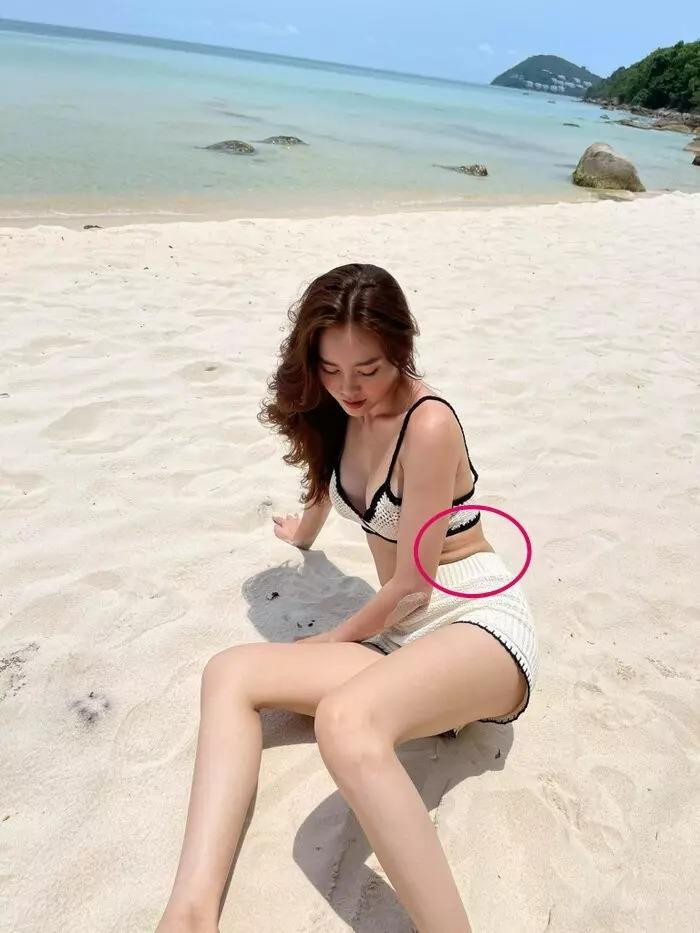 áng nói, việc cô nàng tự bóc mẽ bản thân cứ như đã trở thành một thói quen. Trước đó, Lan Ngọc từng chia sẻ hình ảnh mặc bikini thả dáng ở bãi biển nhưng hình thể không được chuẩn lắm vì lằn rõ vài ngấn mỡ ở eo.