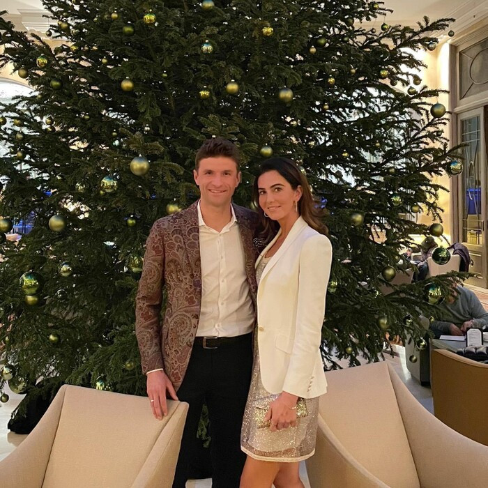 Tiền đạo Muller cùng bà xã có phút giây riêng tư để đón Noel.