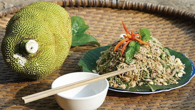 Khoảng hai năm gần đây, nhút mít bắt đầu được đăng bán khá nhiều trên các chợ online. Cứ đến mùa mít còn xanh, không quá già quả thì là mùa của món nhút. Vào tầm này hàng năm món ăn này bắt đầu được đăng bán, năm nay giá cả vẫn giữ nguyên từ 55.000 đồng - 60.000 đồng/hũ 1,5kg. "Nhút mít muốn ăn ngon thì phải được làm từ loại mít bở, có vỏ xanh. Quả mít đúng độ, quả mít to, tròn, suôn. Món này làm cũng kỳ công lắm nên cần đặt trước để họ làm. Khách nhà mình ăn món này thành nghiện cứ tầm 2 tuần lại đặt một hũ. Món này ăn thay dưa, cà nhưng lành tính hơn nên khá đắt khách. Mỗi ngày trung bình cũng bán được hơn 30 hũ", chị Loan (Xuân Diệu) chia sẻ.