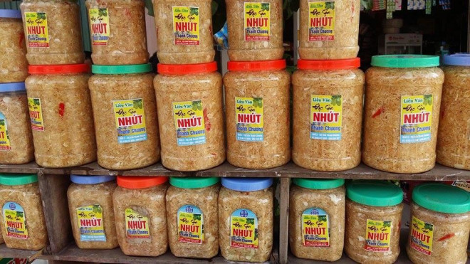 Nhút có thể hiểu giống như dưa, cà đem muối nhưng nguyên liệu được làm từ mít xanh hoặc xơ mít. Tên gọi là nhút Thanh Chương chính bởi món ăn này xuất phát từ vùng Thanh Chương, khi người dân ở đây còn nghèo khổ, nhà nào cũng phải ăn cơm độn ngô, độn sắn mà vẫn không đủ no.