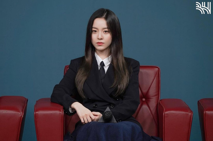 Theo Soompi, tác phẩm truyền hình Little Women (tựa Việt: Ba chị em) đang là bộ phim được yêu thích nhất tại Hàn Quốc. Thống kê mới nhất của Nielsen Korea, Little Women có tỷ suất người xem trung bình đạt mức trên 8%, được theo dõi nhiều nhất so với những tác phẩm phát sóng cùng khung giờ. Diễn viên 19 tuổi - Park Ji Hoo - vào vai em út Oh In Hye trong bộ phim của đài tvN.
