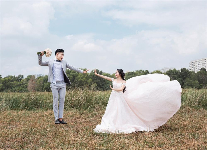 oncept của cặp đôi là hài hước, tự nhiên là chính. Quỳnh Quỳnh trang điểm cầu kỳ nhưng vẫn còn mảnh mai.
