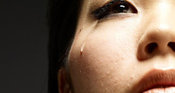 Những người dễ nóng giận. Nóng giận là một thói quen xấu mà hầu hết mọi người đều dễ mắc phải. Khi gặp chuyện không như ý thì nhiều người sẽ mất bình tĩnh, kêu ca, phàn nàn. Bạn phải biết rằng tâm trạng của một người càng tồi tệ thì sẽ càng có nhiều chướng ngại vật. Mỗi niềm tức giận sẽ mở ra hàng triệu rào cản. Khi cơn nóng nảy lên chỉ khiến mọi việc ngày càng tồi tệ hơn. Khi cơn thịnh nộ đến, may mắn sẽ biến mất.