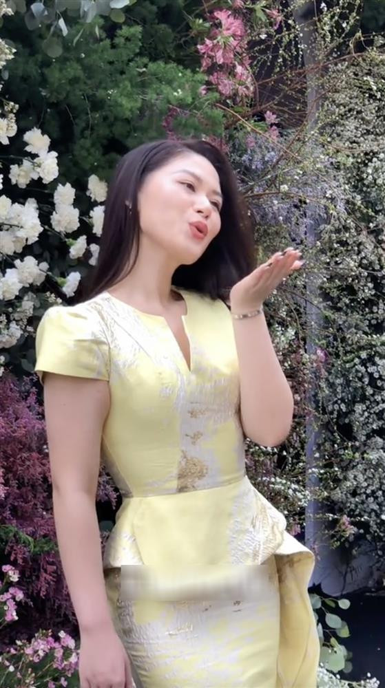Gắn với danh xưng "ái nữ nhà đại gia thủy sản", Ngọc Thanh Tâm được biết là một rich kid đình đám Vbiz, thường xuyên sắm sanh đồ hiệu và diện những bộ trang phục đắt đỏ. Tuy nhiên, mỗi lần xuất hiện trước công chúng, phong cách thời trang của cô nàng lại khiến người ta bàn nhiều vì trang phục dìm dáng, mix đồ không ăn khớp hay "lạc quẻ" với nhau.