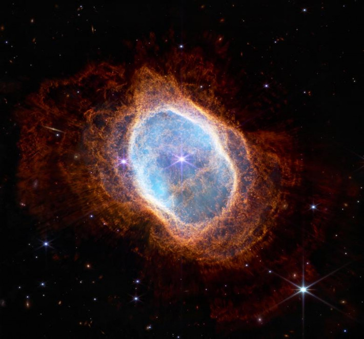 NASA đã chia sẻ hai bức ảnh về Tinh vân Vành đai phía Nam (NGC 3132).