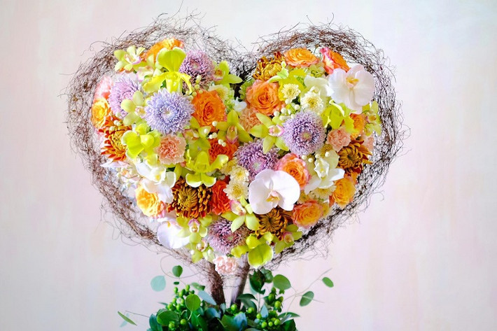 Toàn bộ những sản phẩm này đều được sử dụng hoa tươi nhập khẩu. (Ảnh: Khôi Hà).