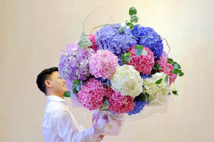 Với những đơn hàng như vậy, khách thường đặt hàng trước từ 5-10 ngày. (Ảnh: Khôi Hà). Theo anh Khôi, ngày 20/10 là ngày lễ rất quan trọng nhằm tôn vinh những người phụ nữ Việt Nam. Vì vậy, năm nào shop hoa của anh cũng nhận được hàng chục đơn đặt hàng, làm những bó hoa “khủng” nhân dịp này. Toàn bộ những lẵng hoa “khủng” có giá từ 20-45 triệu đồng đều được anh Khôi sử dụng 100% hoa nhập ngoại. Phần khung được kết thủ công 100% từ chất liệu thân thiện với môi trường.