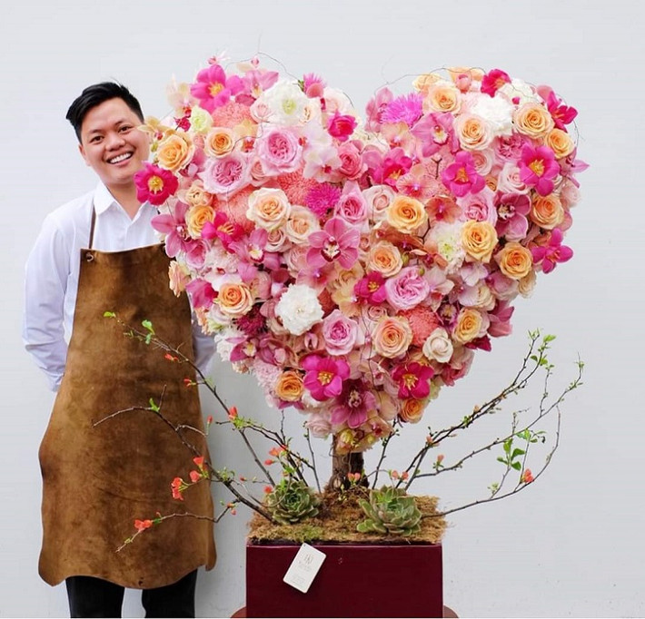 Đó là chia sẻ của anh Hà Minh Khôi (Khôi Hà), chủ cửa hàng hoa tươi trên đường Hồ Xuân Hương (Hoàn Kiếm, Hà Nội) về những đơn hàng “khủng” của khách hàng đặt hoa làm quà tặng nhân dịp 20/10 năm nay. Lẵng hoa có giá 45 triệu đồng vừa được anh Khôi hoàn thành. (Ảnh: Khôi Hà).