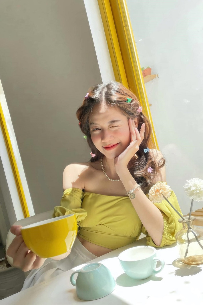 Hiện Thanh Thủy theo học ngành Ngôn ngữ Anh. Cô là người hướng ngoại và thích giao lưu với các nền văn hoá khác nhau. Với cô, việc nghiên cứu về ngôn ngữ là một lựa chọn tốt để phát triển sự nghiệp và cống hiến cho ngành du lịch ở Đà Nẵng. Bên cạnh đó, cô cũng đang là một người mẫu, do tính công việc phải tiếp xúc nhiều nên ngoại ngữ là công cụ để cô kết nối với mọi người.