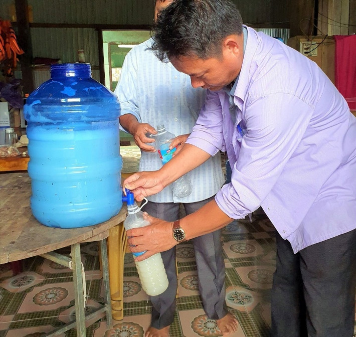 Ngoài ra, một chiếc thang thật cao sẽ là “trợ thủ đắc lực” giúp cho việc thu hoạch rượu trở nên dễ dàng và an toàn hơn.