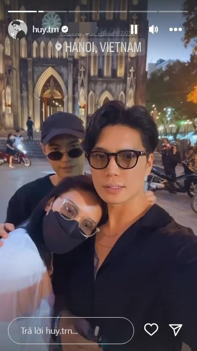 Trên Instagram, Huy Trần mới đây chia sẻ khoảnh khắc du lịch Hà Nội cùng bà xã Ngô Thanh Vân và bạn bè. Em trai ruột Huy Trần cũng có mặt trong chuyến du lịch cùng vợ chồng "đả nữ". Không chỉ làm phó nháy cho Ngô Thanh Vân - Huy Trần, em trai nam doanh nhân cũng có những khoảnh khắc nhí nhố, vui vẻ bên anh chị. Thậm chí, em chồng nữ diễn viên còn thoải mái khoác vai chị dâu, vô cùng thân thiết. 