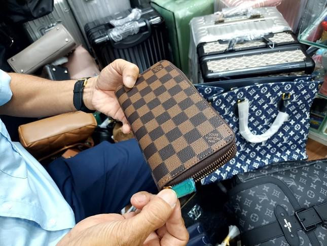 Nhiều sản phẩm nhái nhưng mẫu mã không khác gì hàng thật, có giá từ vài trăm đến 1 triệu đồng/sản phẩm.