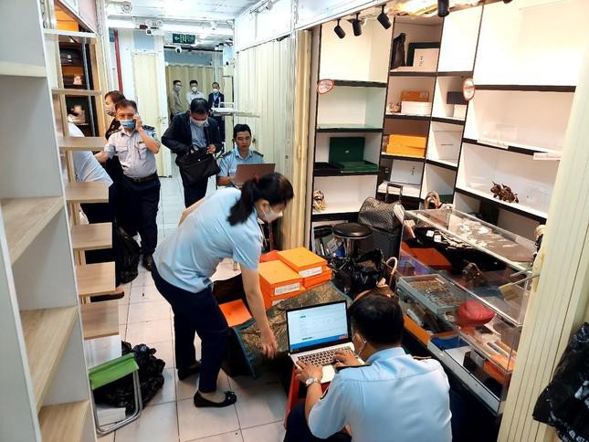 Bước đầu lực lượng chức năng xác định, phần lớn các hộ kinh doanh này có các hành vi vi phạm: bán hàng hoá giả mạo nhãn hiệu; bán hàng không rõ nguồn gốc xuất xứ, bán hàng ngoại nhập lậu; không đăng ký kinh doanh.