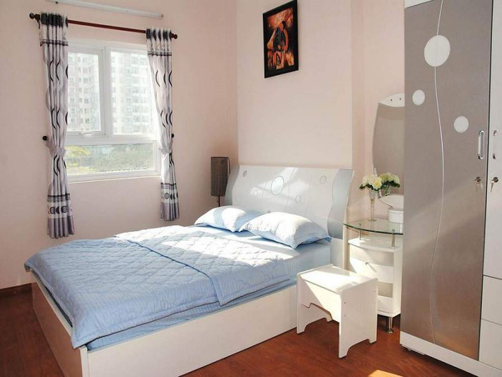 Phòng ngủ là nơi chúng ta nghỉ ngơi và ngủ, việc bài trí đồ đạc trong phòng ngủ sẽ ảnh hưởng đến phong thủy của phòng ngủ, hãy lấy kê đầu giường phòng ngủ làm ví dụ, một vật nhỏ nhưng vị trí của nó lại vô cùng quan trọng đối với chúng ta, đặc biệt ảnh hưởng đến sự giàu có.